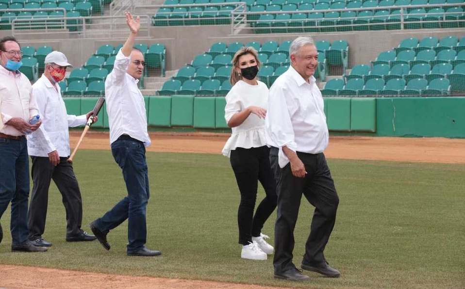 AMLO inaugura estadio de béisbol en Sonora; es ponchado