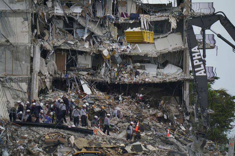 Bombero saca de entre los escombros el cuerpo de su hija; quedó atrapada en el edificio que colapsó en Miami