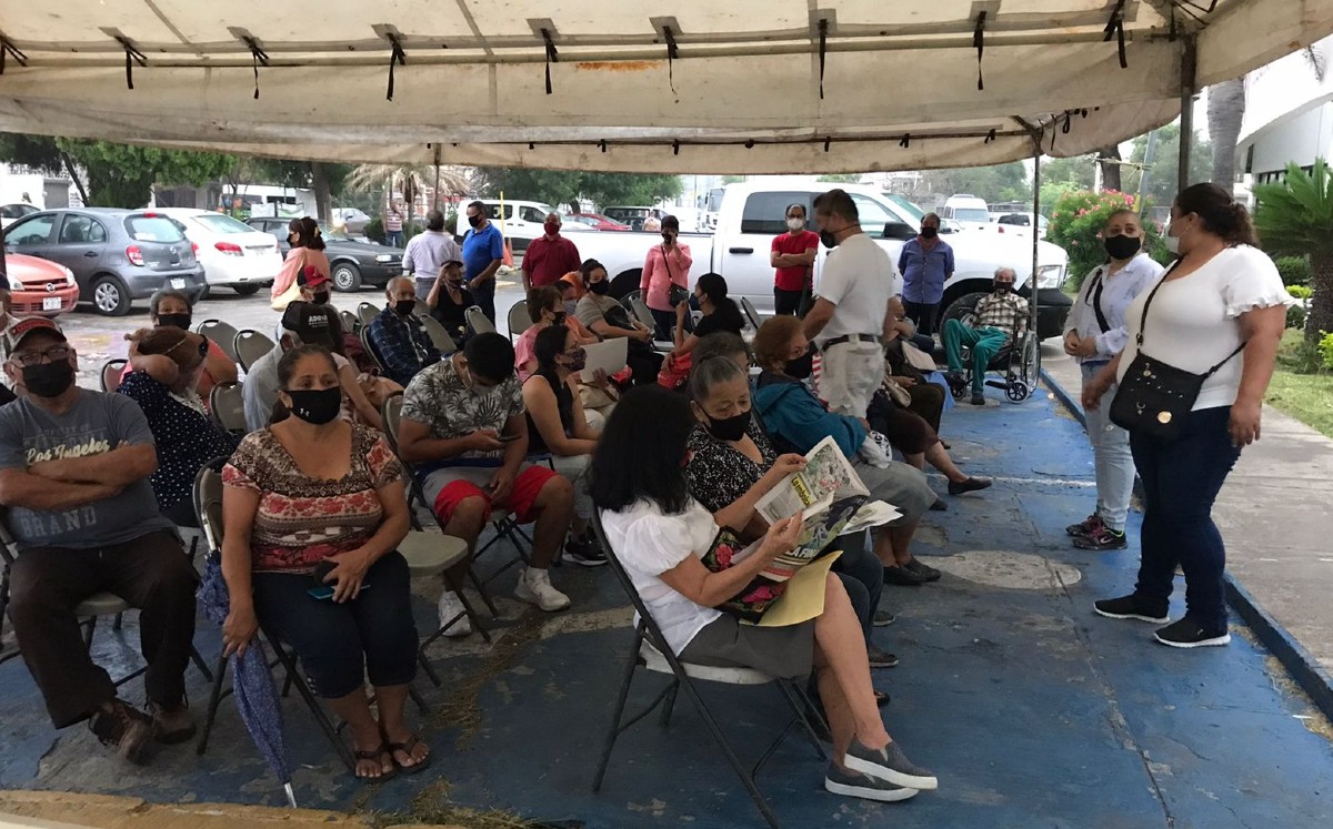 Acuden adultos mayores por órdenes de pago de apoyos de Bienestar en Guadalupe y Monterrey