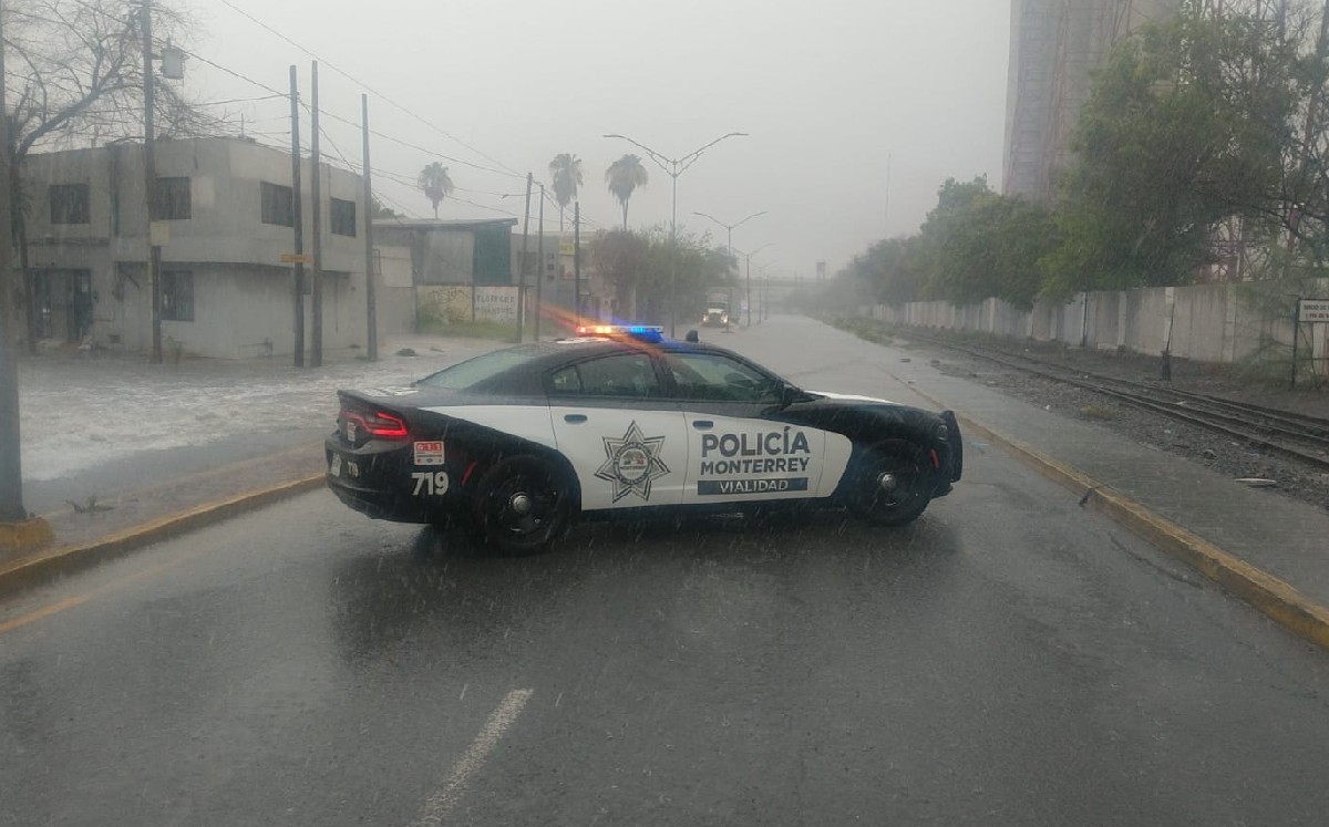 Cierran vialidades en Monterrey y Guadalupe por lluvias