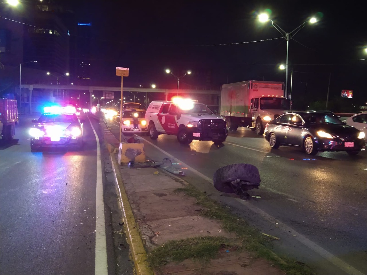 Vuelca camioneta sobre avenida Constitución tras impactar señalamiento vial