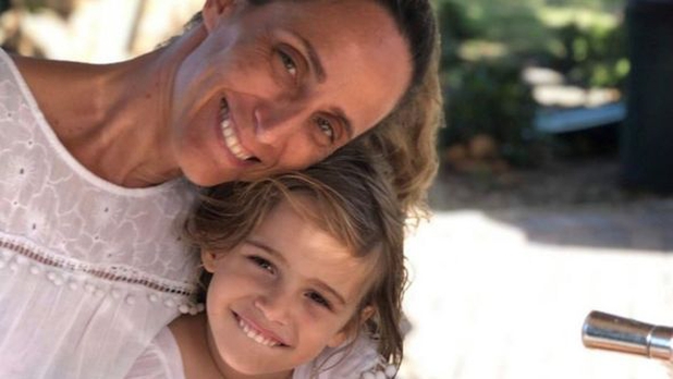 Bombero rescata el cuerpo de su hija de 7 años del edificio desplomado en Miami