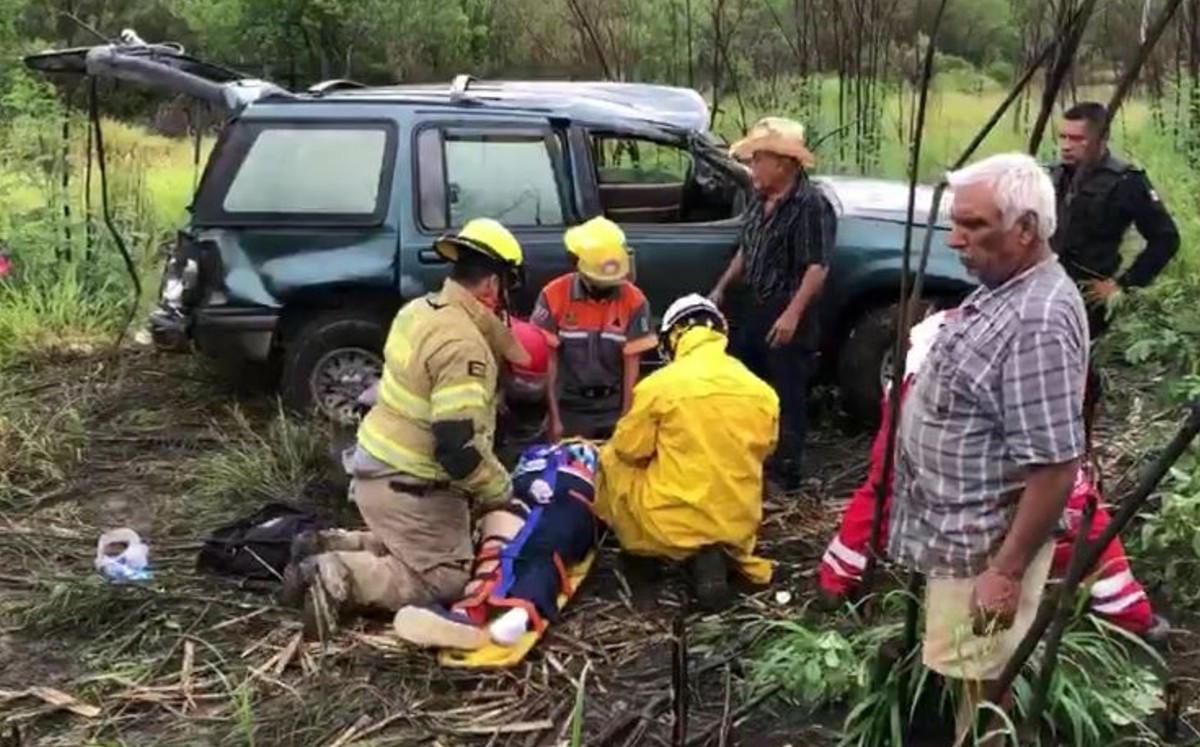 Pareja se accidenta en Carretera General Terán-Guadalupe de la Joya