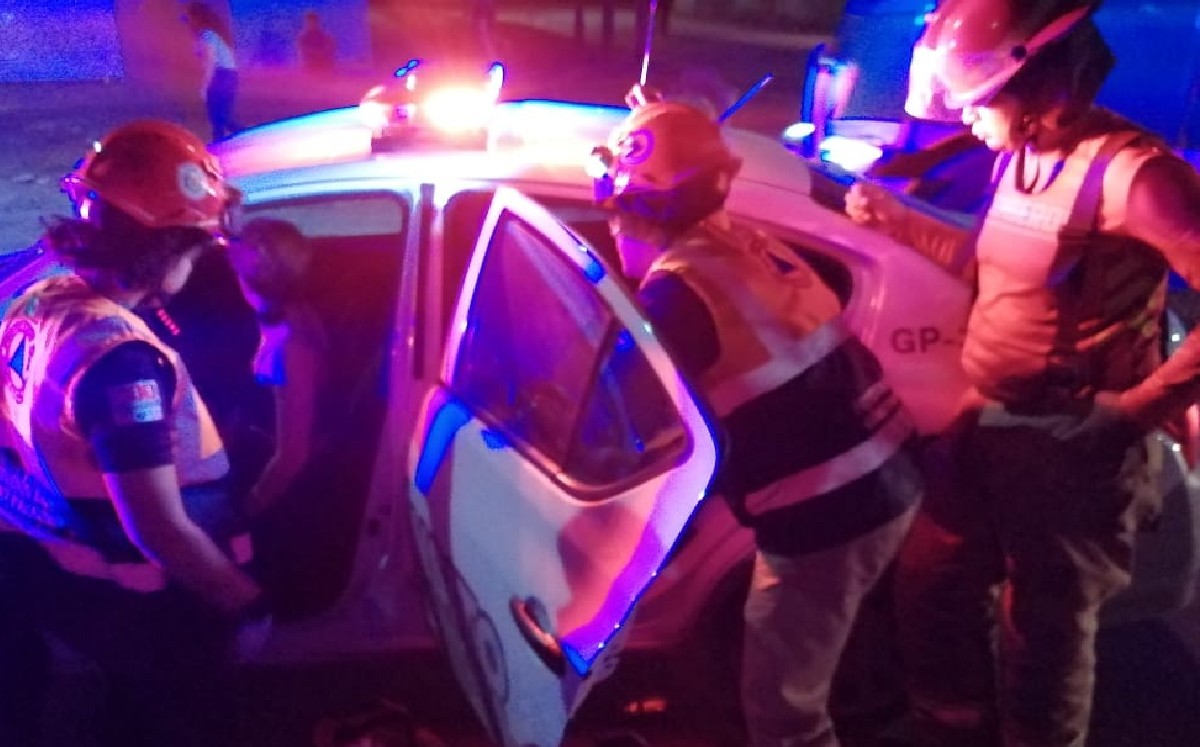Mujer y sus dos hijos son impactados por motocicleta en Gómez Palacio