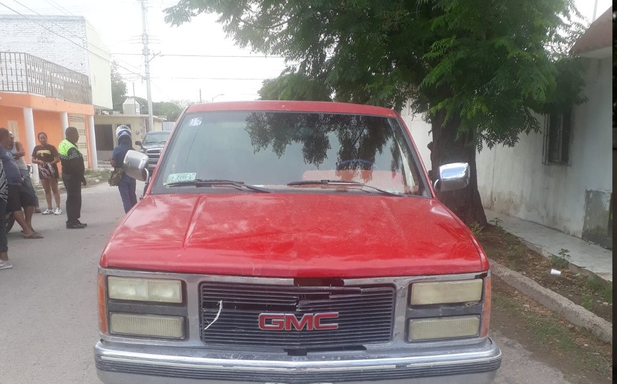 Camioneta impacta a moto con dos menores a bordo en La Laguna