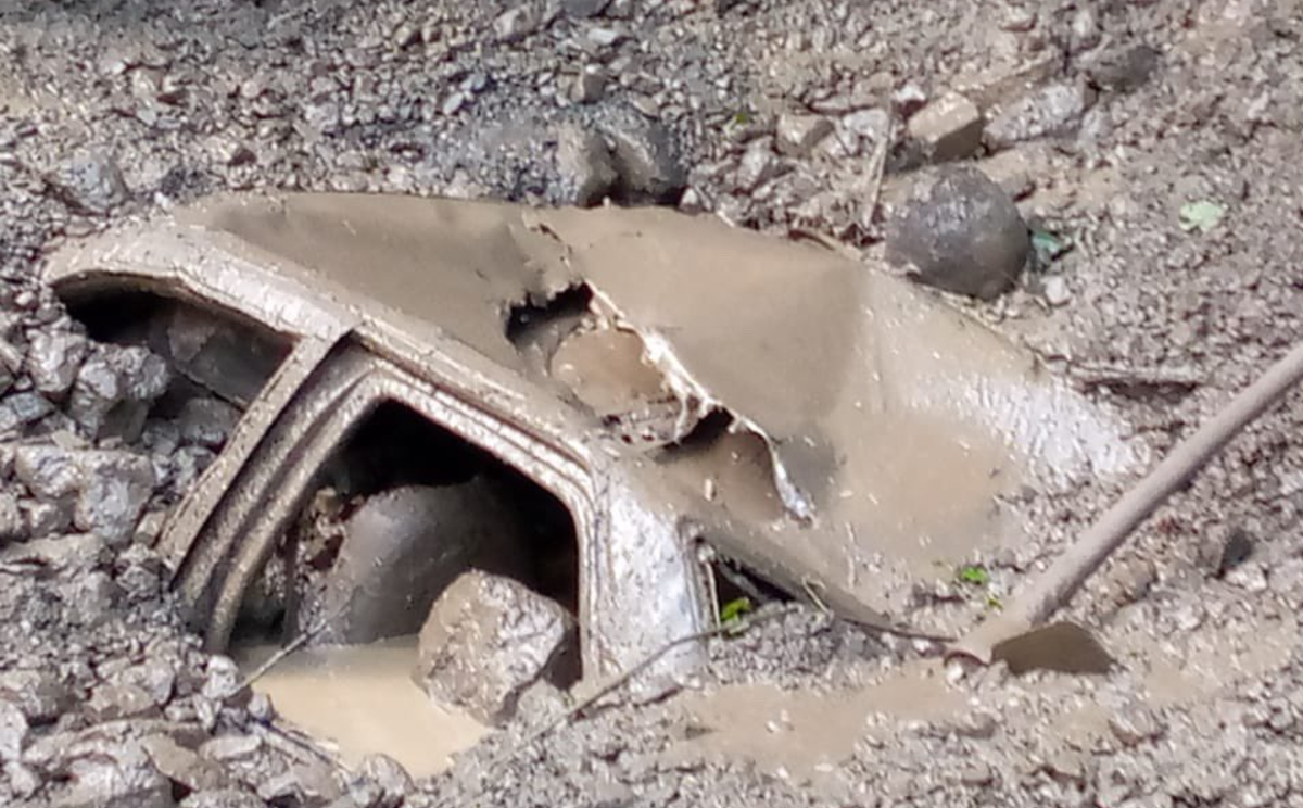 Mueren dos adultos mayores dentro de su auto tras desgajamiento de un cerro en Hidalgo