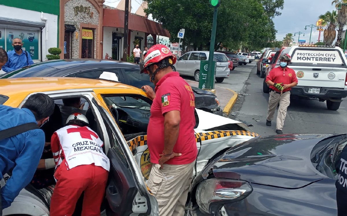 Conductor se pasa semáforo en rojo y provoca choque en Centro de Monterrey