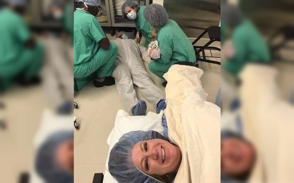 Mujer se toma selfie junto a su esposo desmayado en la sala de partos