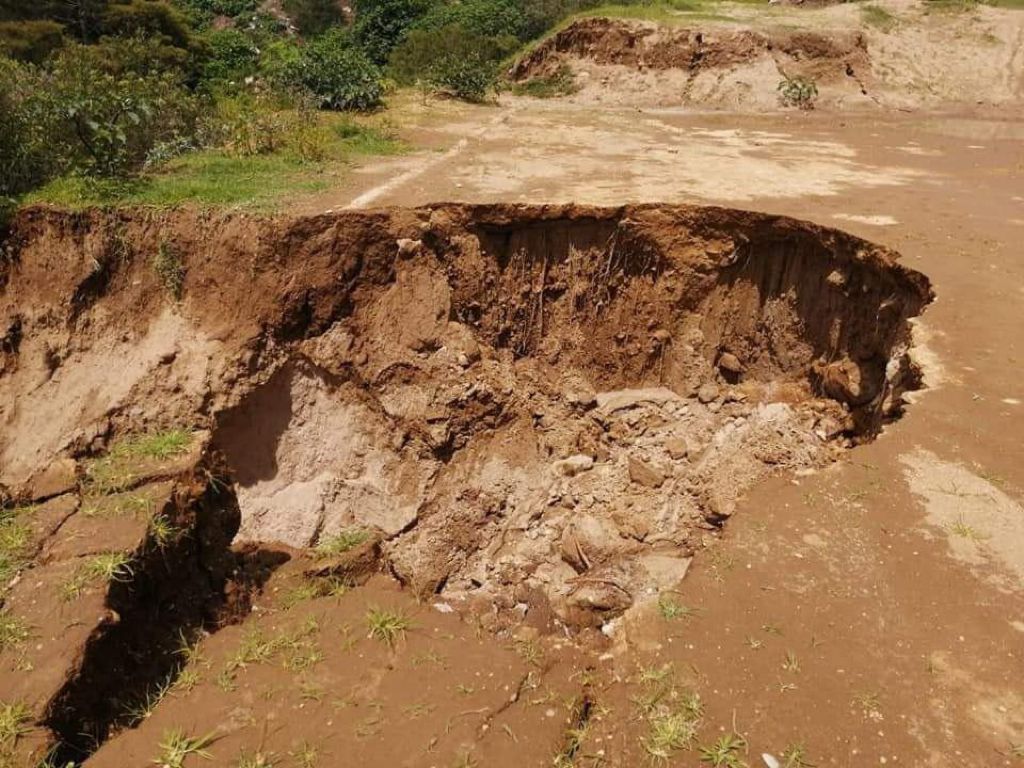 Se hunde la tierra en campos deportivos de Zautla