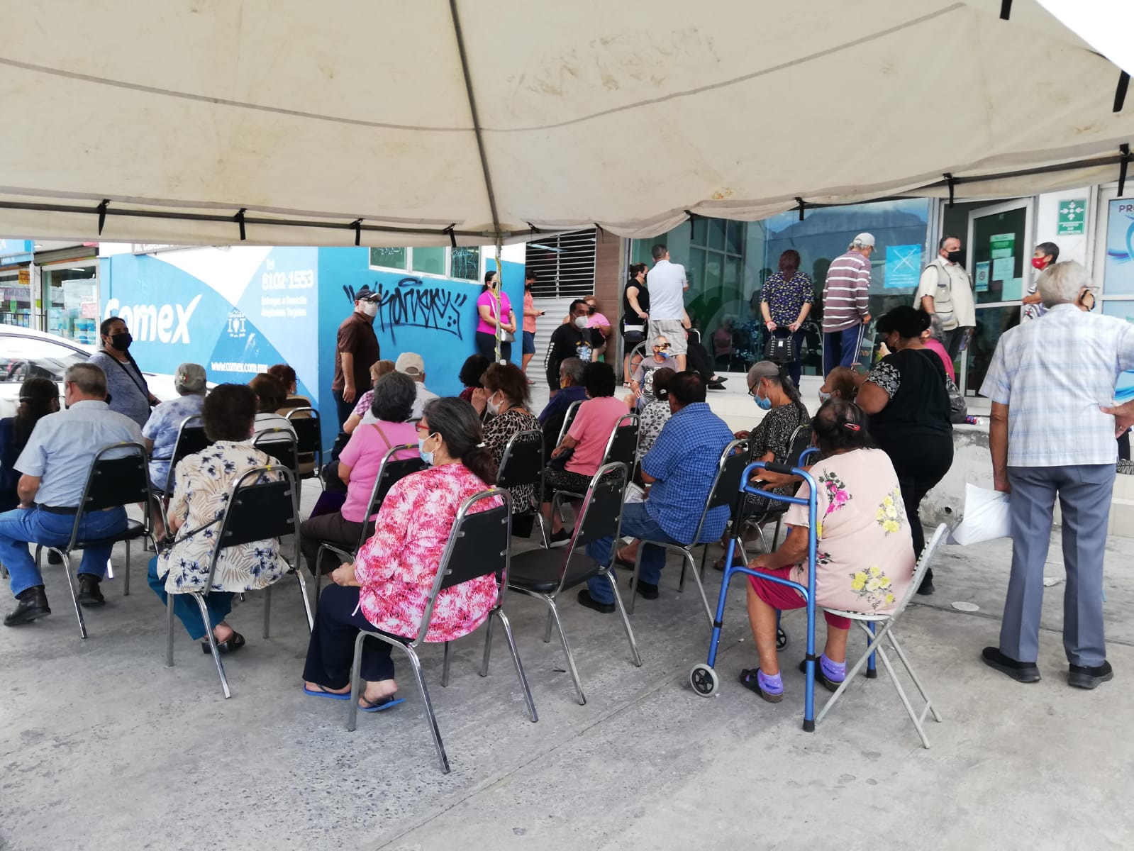 Hasta 2 horas de fila pasaron adultos mayores para cobrar apoyo de "68 y más" en Monterrey