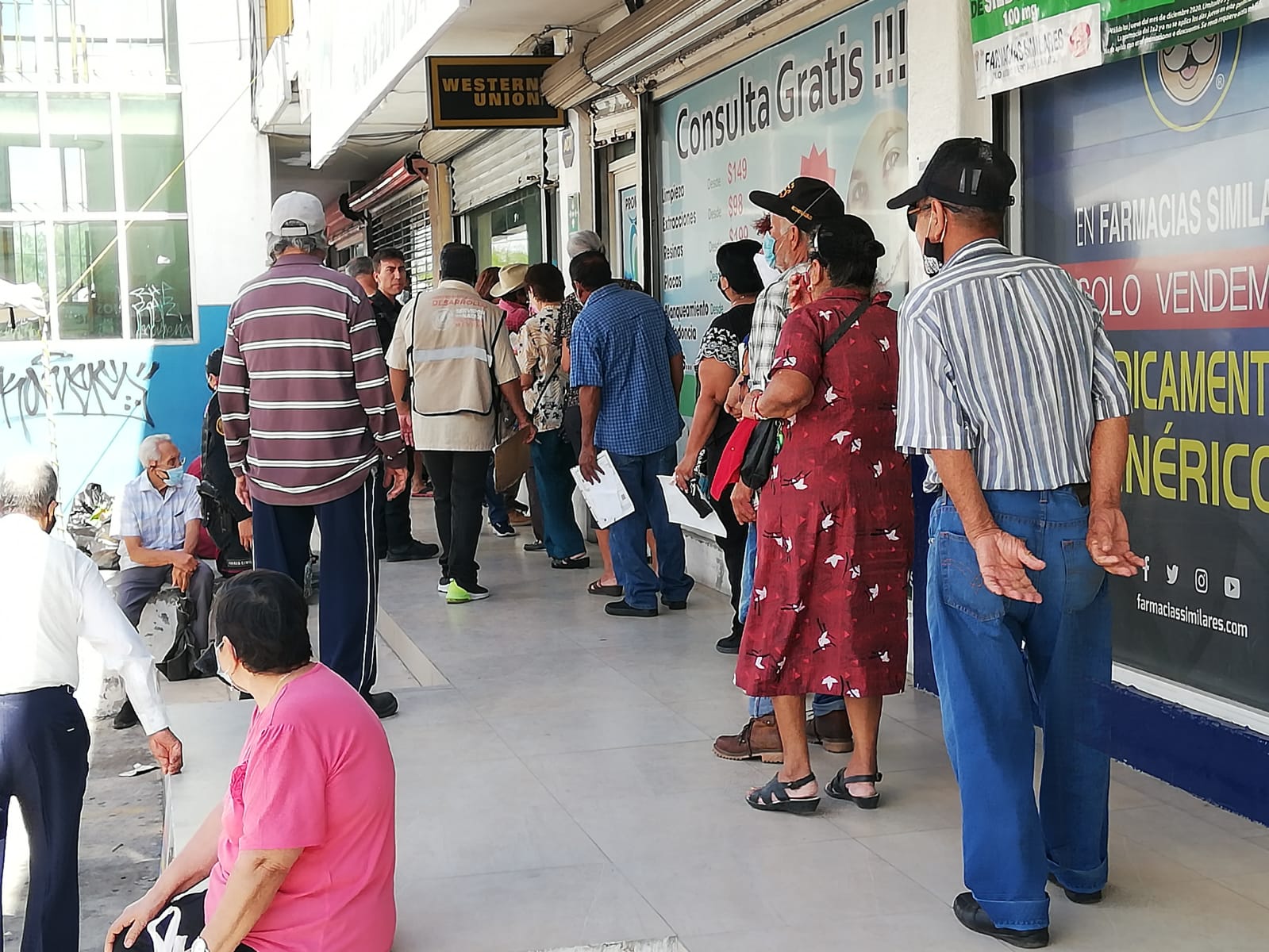 Hasta 2 horas de fila pasaron adultos mayores para cobrar apoyo de "68 y más" en Monterrey