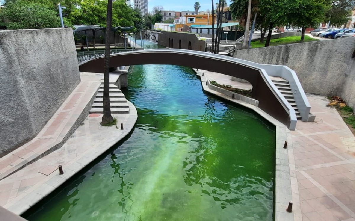 Inician trabajos de limpieza en Paseo Santa Lucía por agua verde y con moho