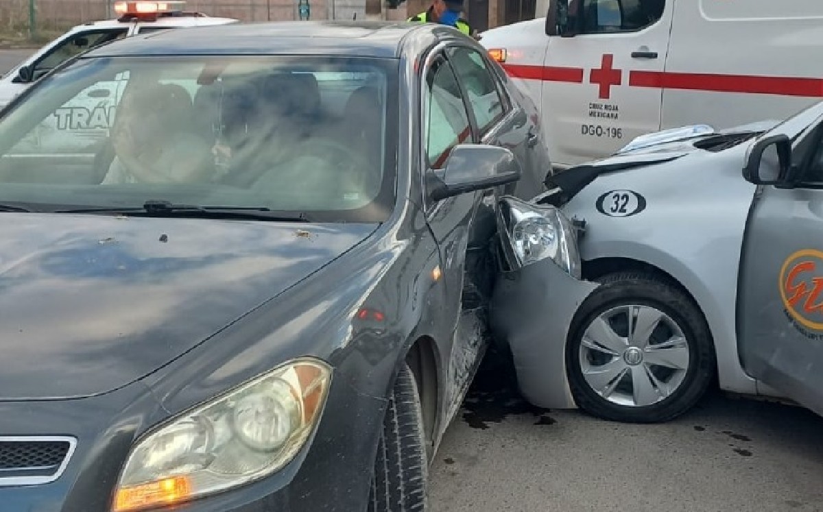 Choque entre taxi y Malibú en Gómez deja daños de más de 30 mil pesos