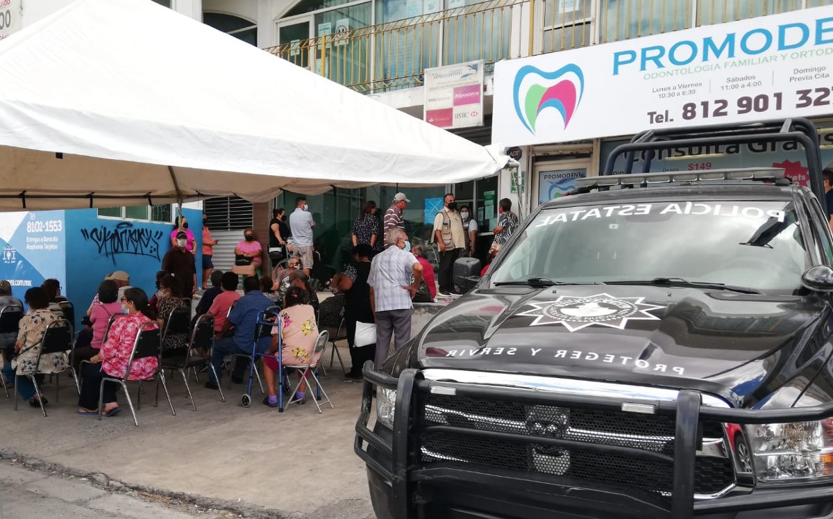 Hasta 2 horas de fila pasaron adultos mayores para cobrar apoyo de "68 y más" en Monterrey