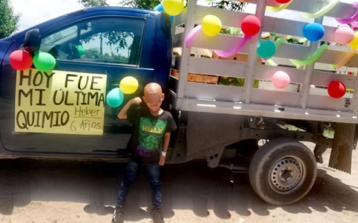 Con camioneta adornada, niño de 6 años celebra haber vencido el cáncer en Torreón