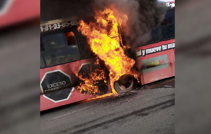 Se incendia ruta urbana en Escobedo y deja sin energía eléctrica a colonia entera 