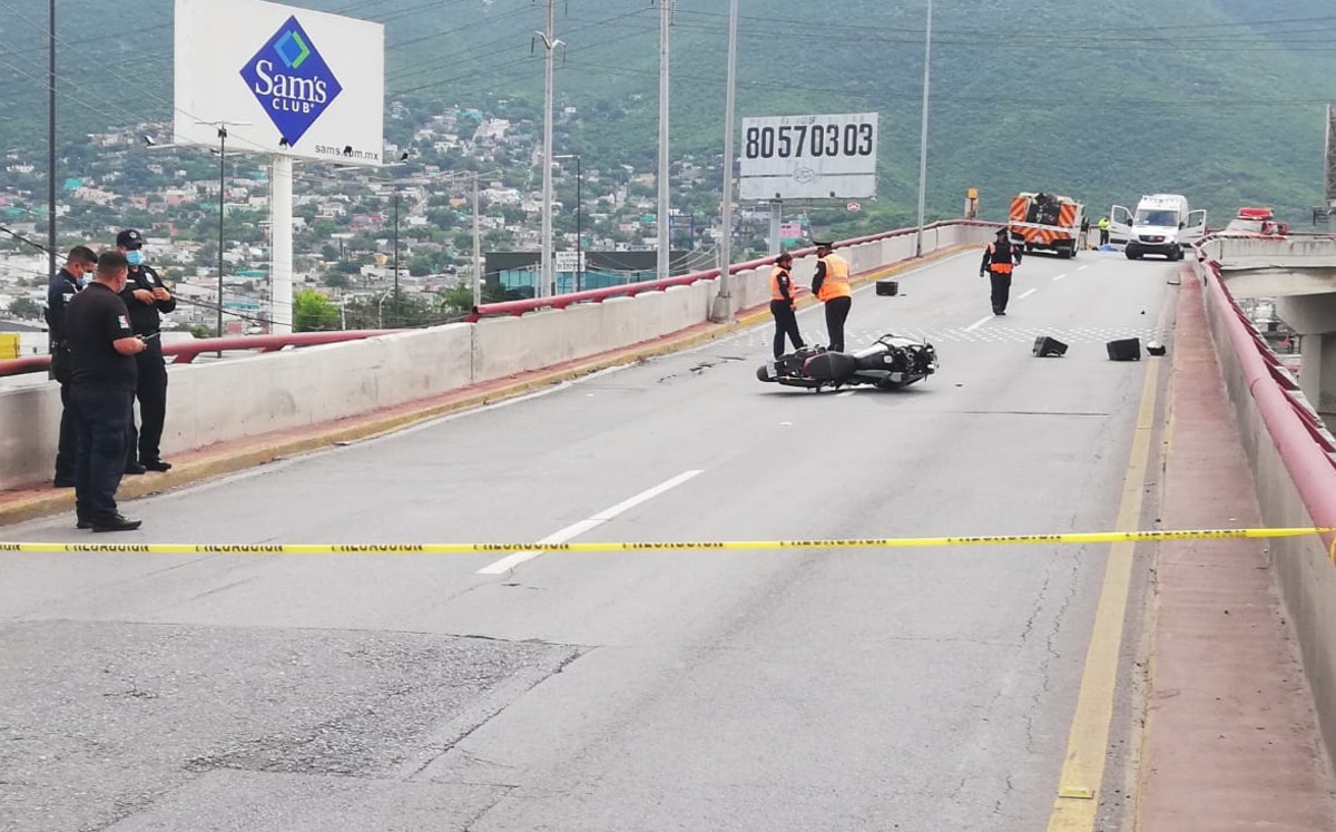 Muere motociclista al derrapar e impactarse con muro de contención al sur de Monterrey