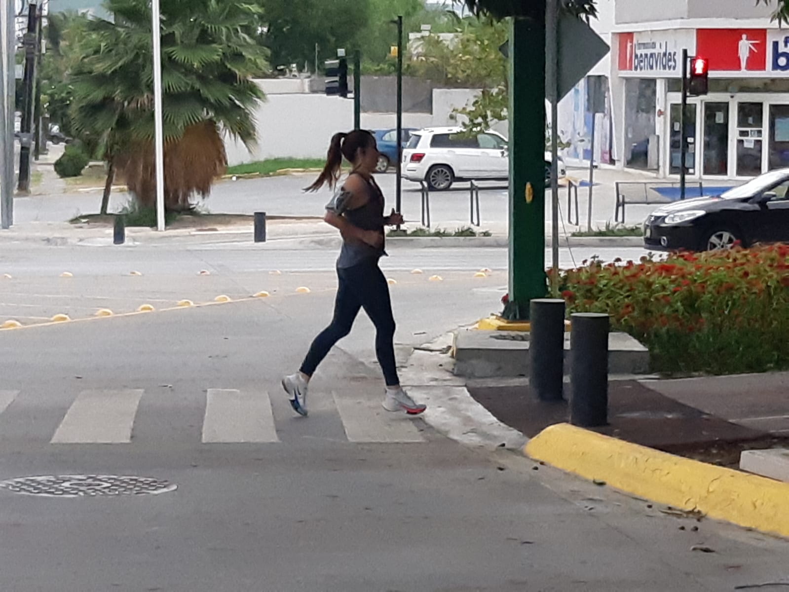 Nuevas restricciones por Covid-19 "golpean" movilidad en NL; ciudadanos eluden uso de cubrebocas