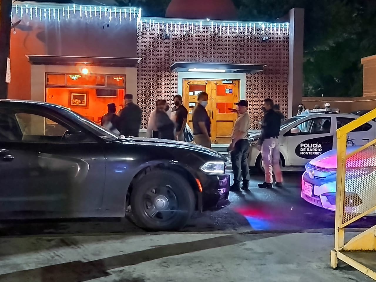 Asaltan hombres armados varios negocios de comida sobre avenida Garza Sada