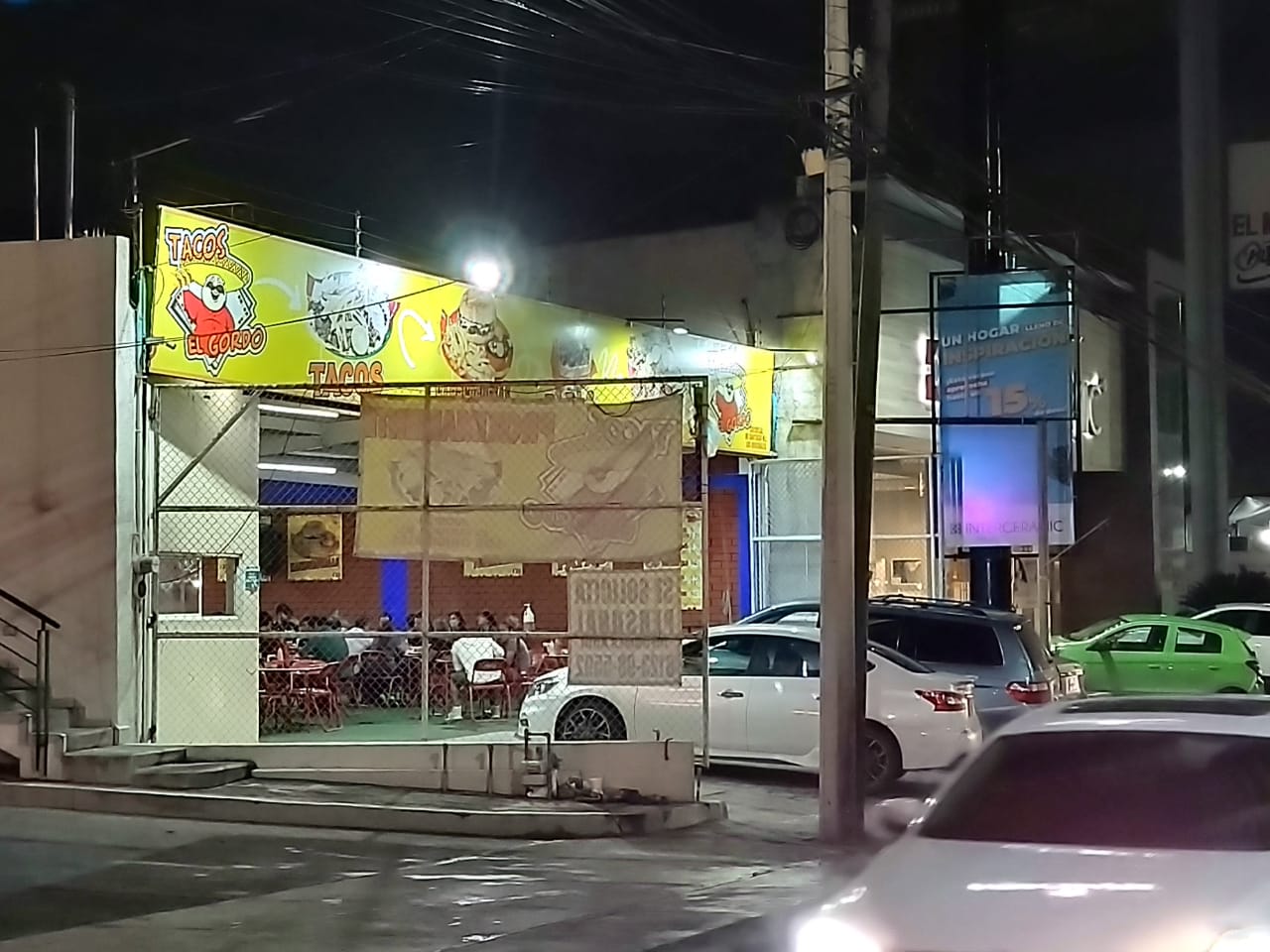 Asaltan hombres armados varios negocios de comida sobre avenida Garza Sada