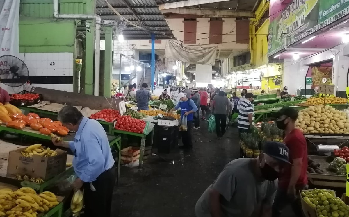 Nuevas restricciones por Covid-19 "golpean" movilidad en NL; ciudadanos eluden uso de cubrebocas