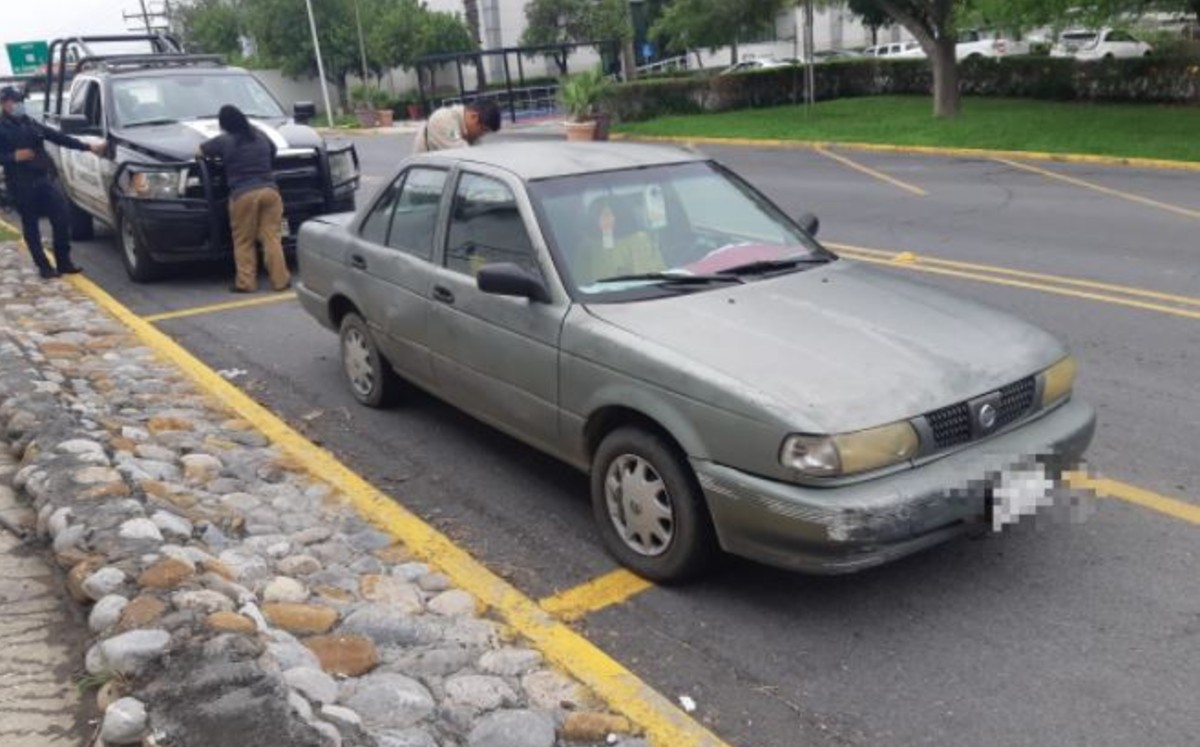 Recuperan auto con reporte de robo a metros de presidencia municipal en Guadalupe