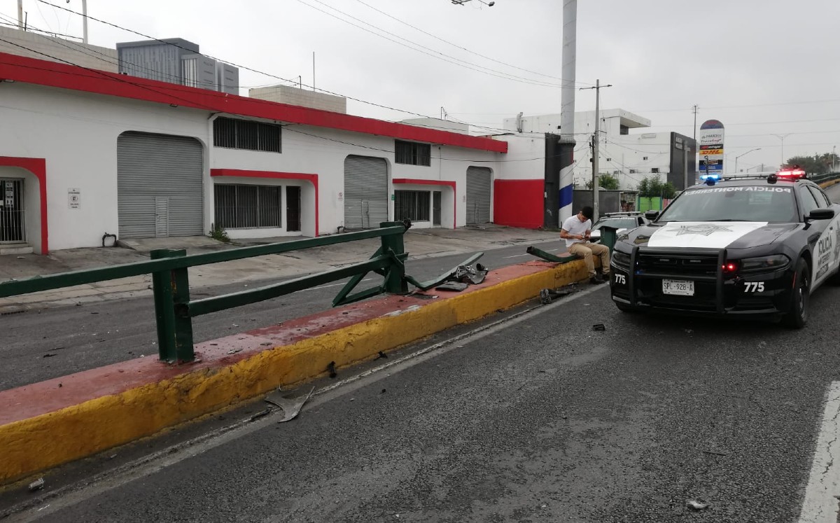 Joven choca su auto contra barandal de paso elevado en avenida Gonzalitos