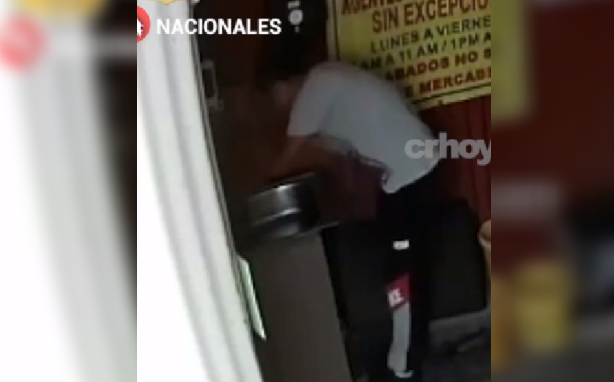 Joven se lava las manos antes de asaltar negocio de aparatos electrónicos