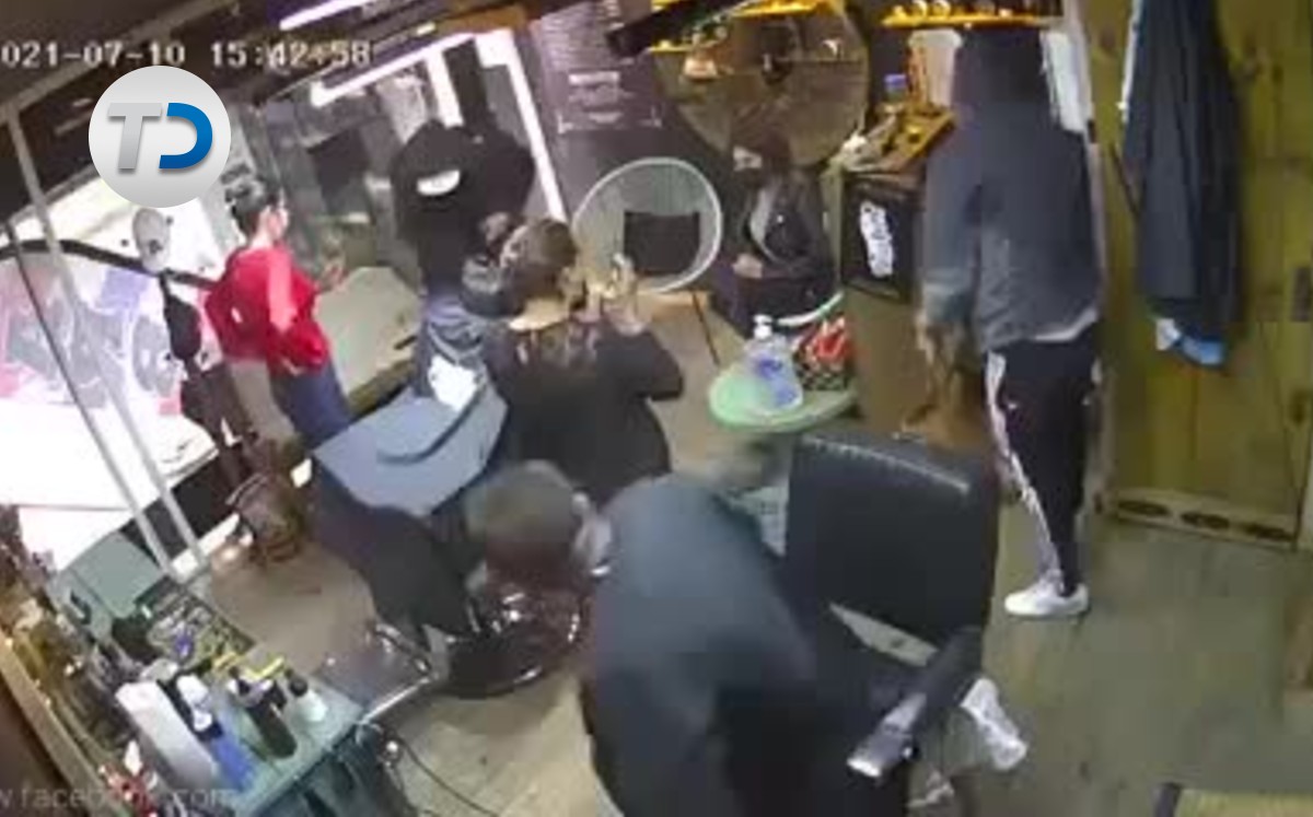 A plena luz del día, hombres armados asaltan barbería de Toluca