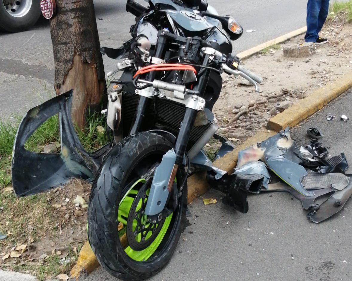 Joven es atropellado por un automovilista en Bosques de San Sebastián