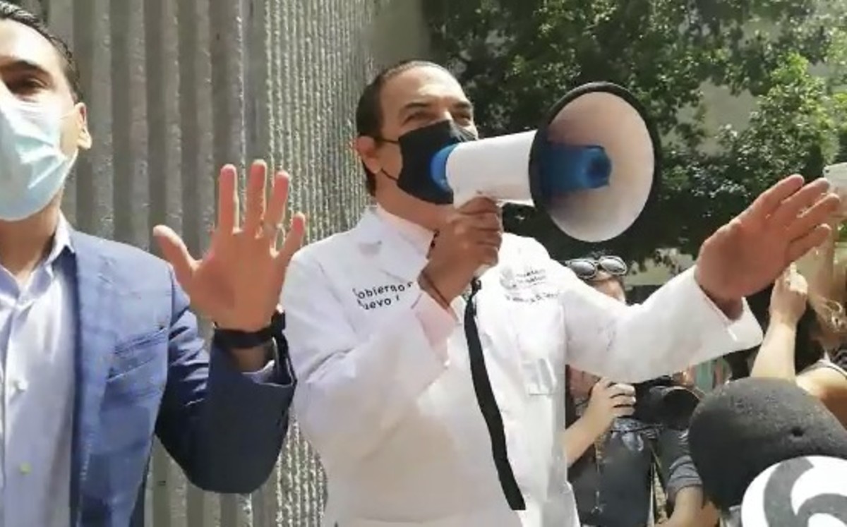 Regreso a clases presenciales será en agosto si semáforo lo permite, dice Manuel de la O a manifestantes
