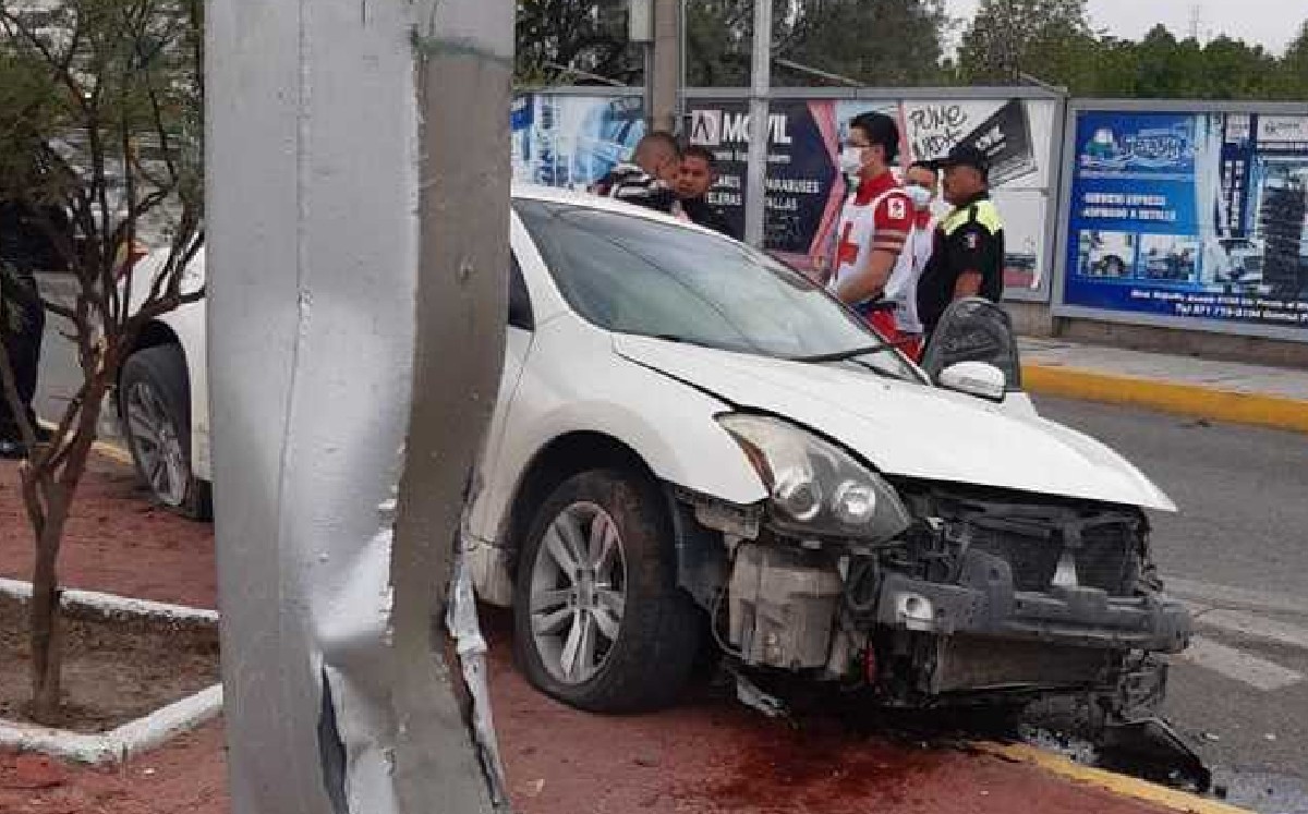 Choca contra un poste y deja daños de 20 mil pesos en Gómez Palacio