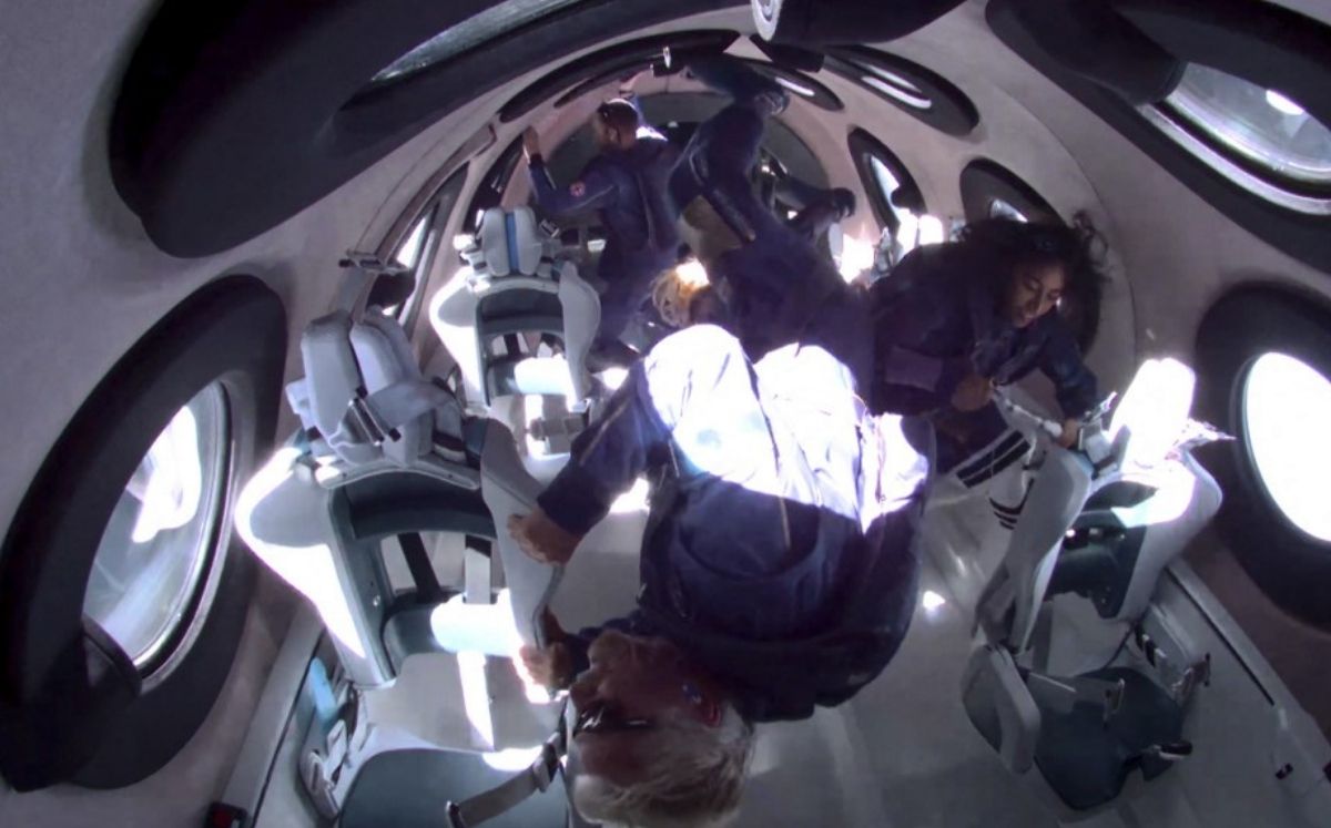 Entre multimillonarios, Richard Branson le gana a Jeff Bezos la carrera hacia el espacio