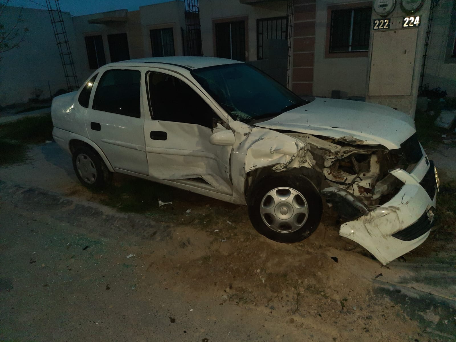 VIDEO: Chofer de transporte de personal choca vehículo estacionado y huye en García