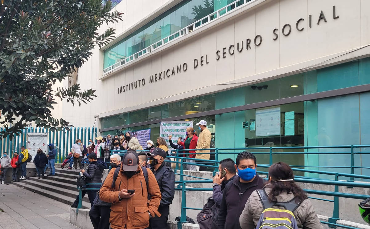 Jubilados del IMSS endurecen protesta y toman todos los accesos de oficinas centrales en Reforma
