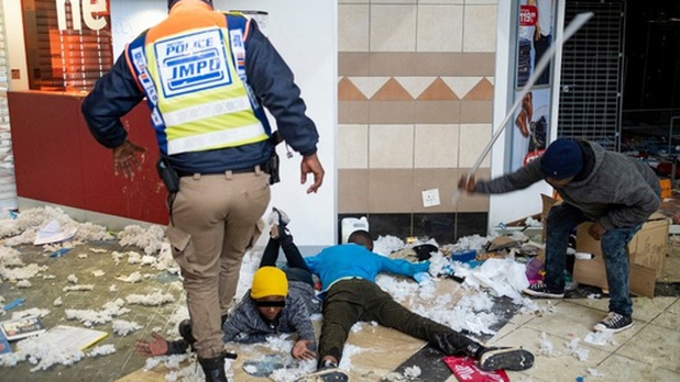 Sudáfrica registra 45 muertos y más de 700 detenidos por ola de violencia