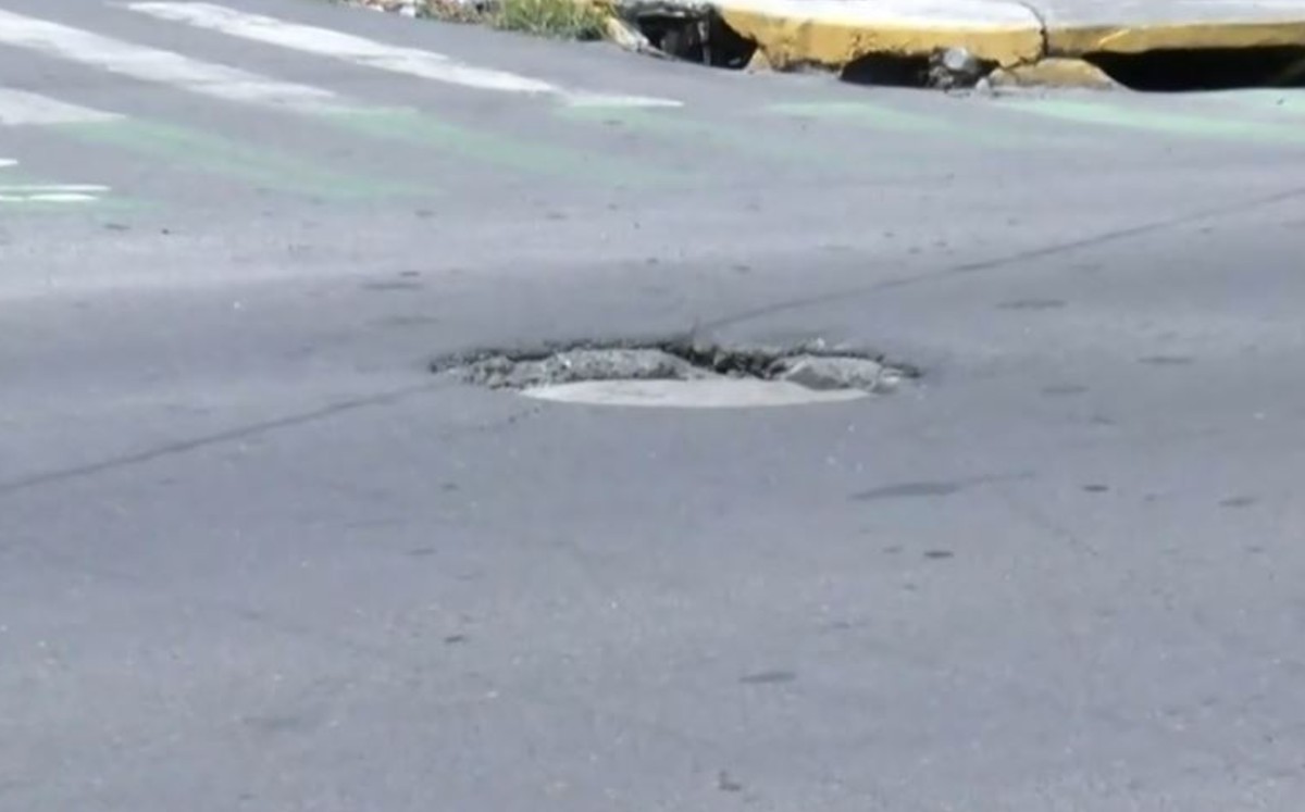 Alcantarilla hundida afecta automovilistas en la colonia Nuevo Repueblo