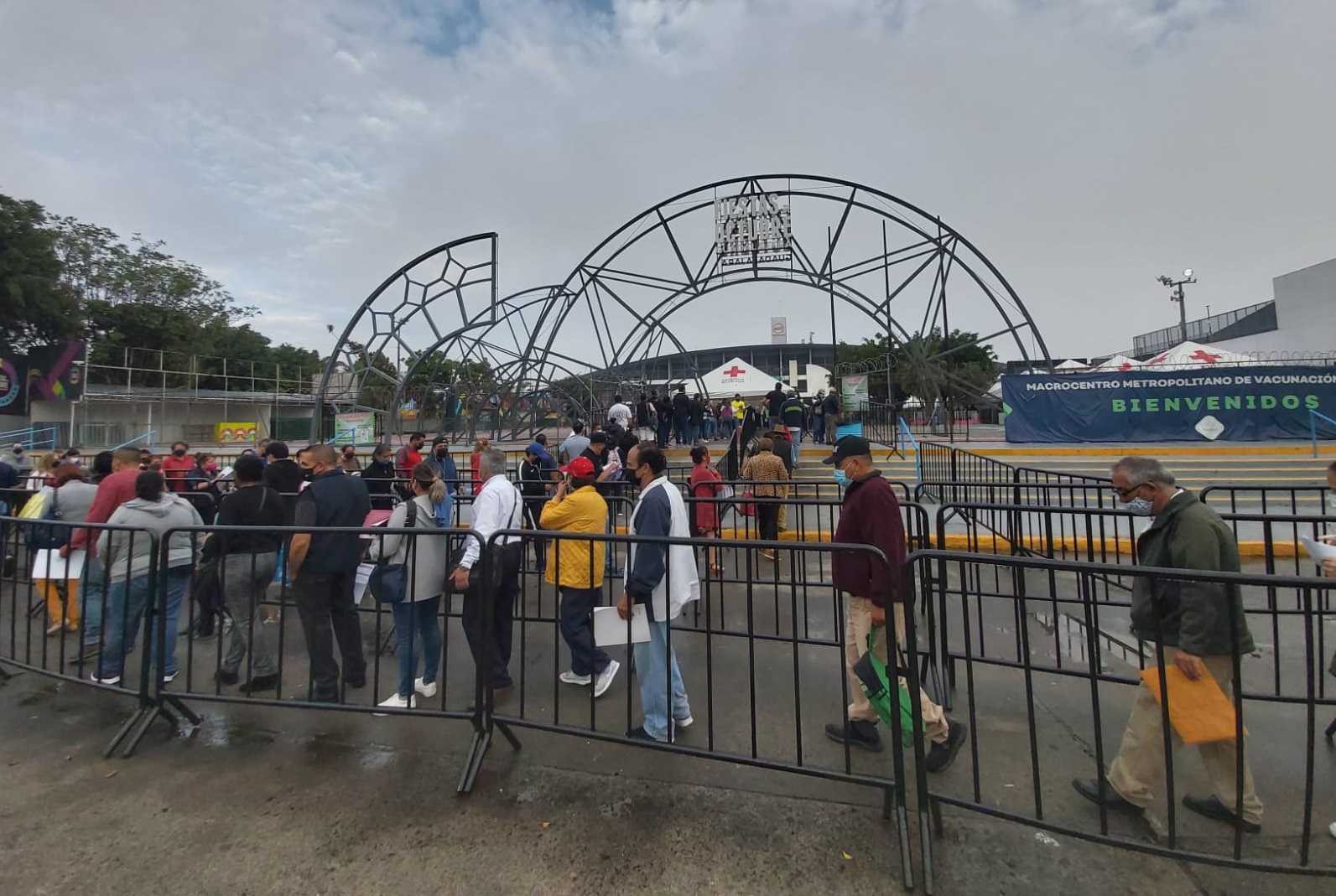 Con largas filas se llevó a cabo la vacunación en el Auditorio Benito Juárez 