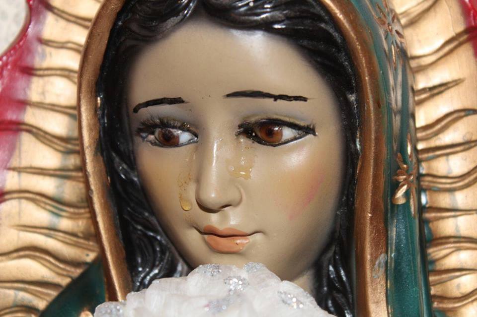 Captan llorando a estatuas de la Virgen de Guadalupe en diferentes lugares de México