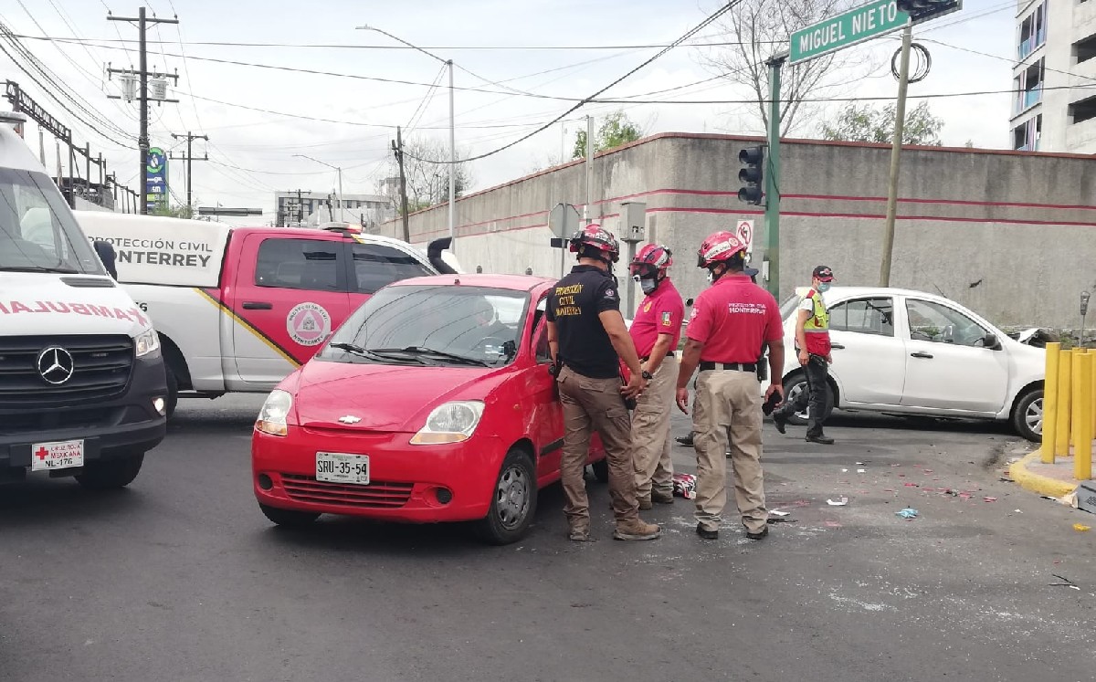 Choque deja dos hombres lesionados en el Centro de Monterrey