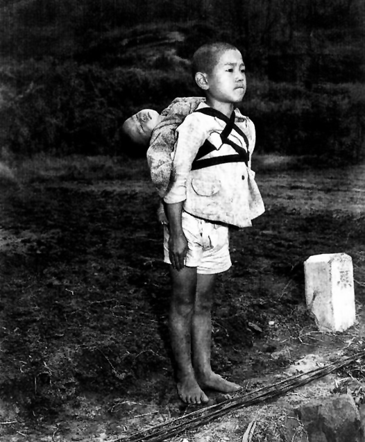Esta es la conmovedora historia del niño que cargó a su hermano muerto en la Segunda Guerra Mundial