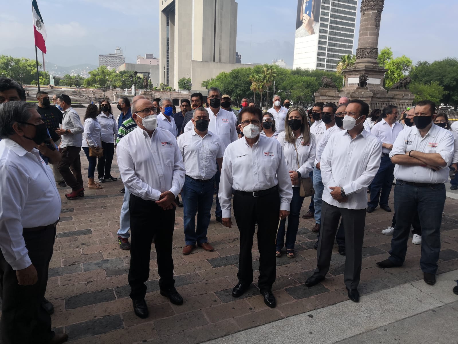 Maestros de NL amagan con paro de labores tras ver incumplidas sus demandas