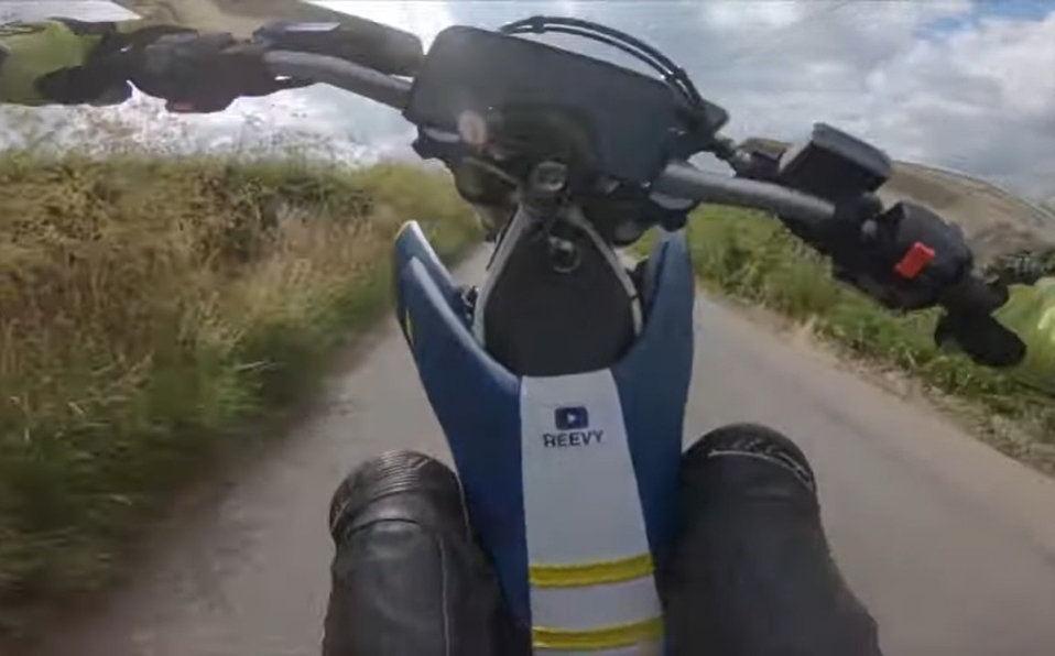 VIDEO: Motociclista captura momento exacto en el que cae de su moto; intentaba hacer un 'caballito'