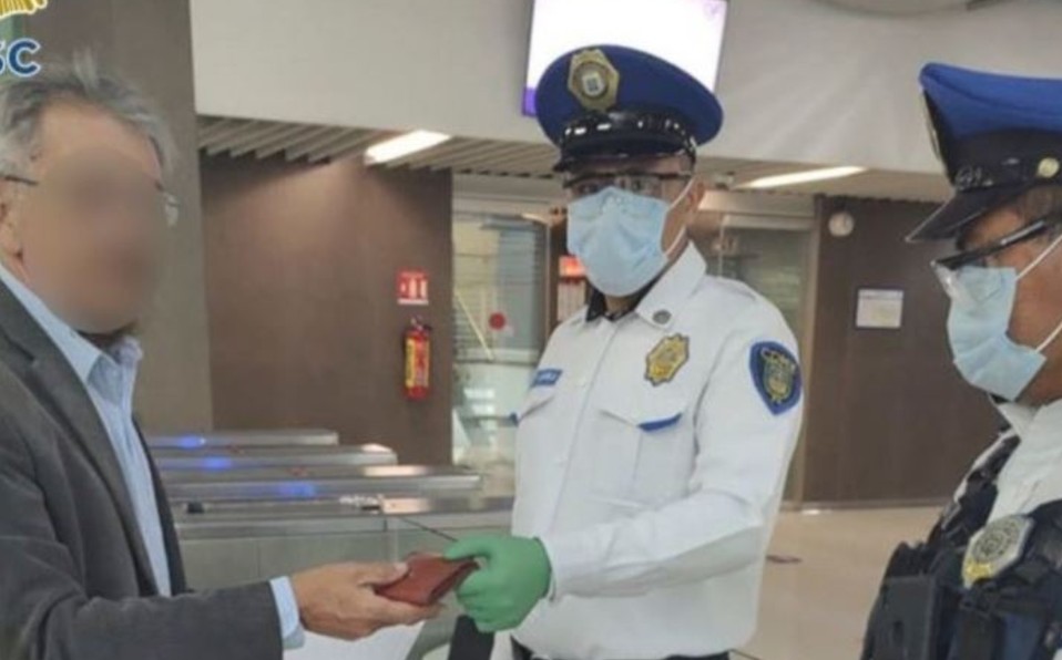 Policías de la CDMX encuentran cartera con dinero y la entregan al dueño