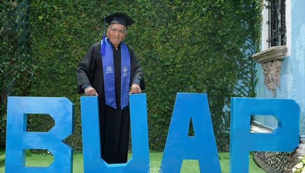 Hombre se graduó como ingeniero a los 84 años, mientras trabajaba en la Central de Abastos
