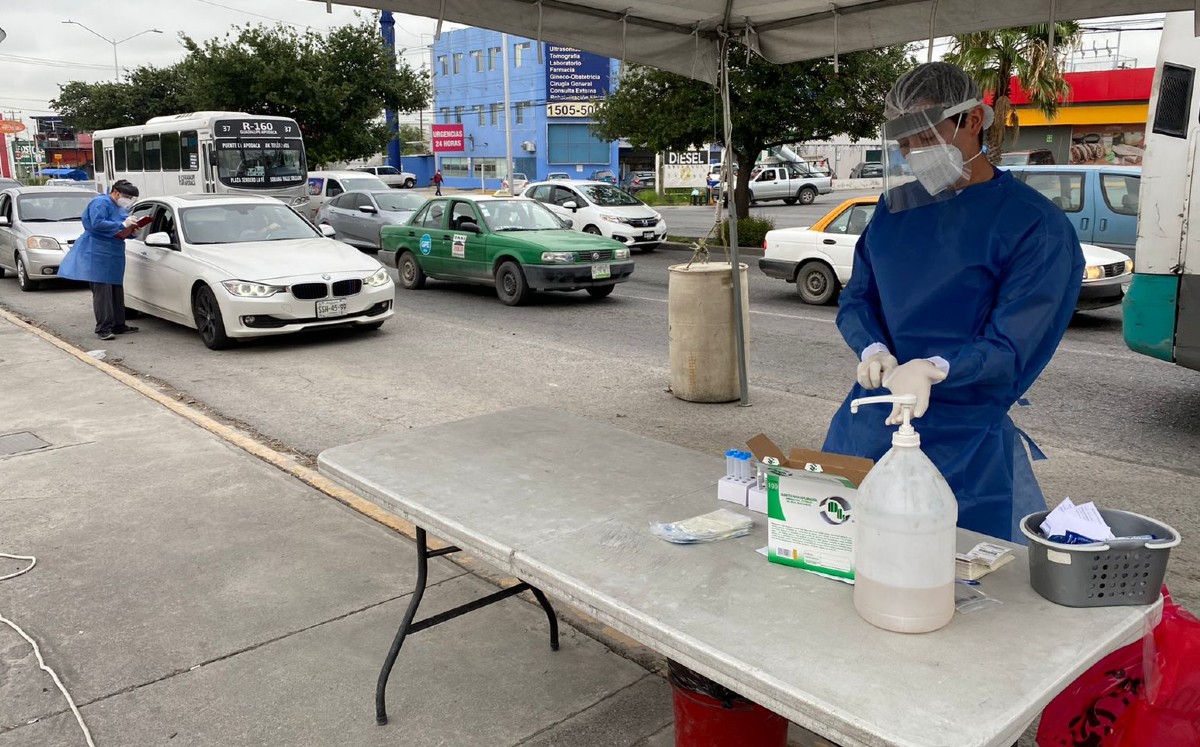 Alta demanda en módulo Drive-Thru para pruebas Covid-19 en Guadalupe