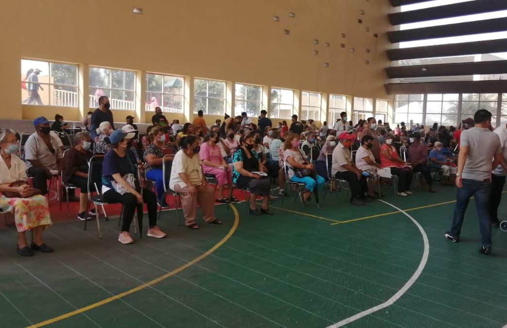 Alta afluencia y confusión en entrega de apoyo de "68 y más" en Monterrey y Santa Catarina  