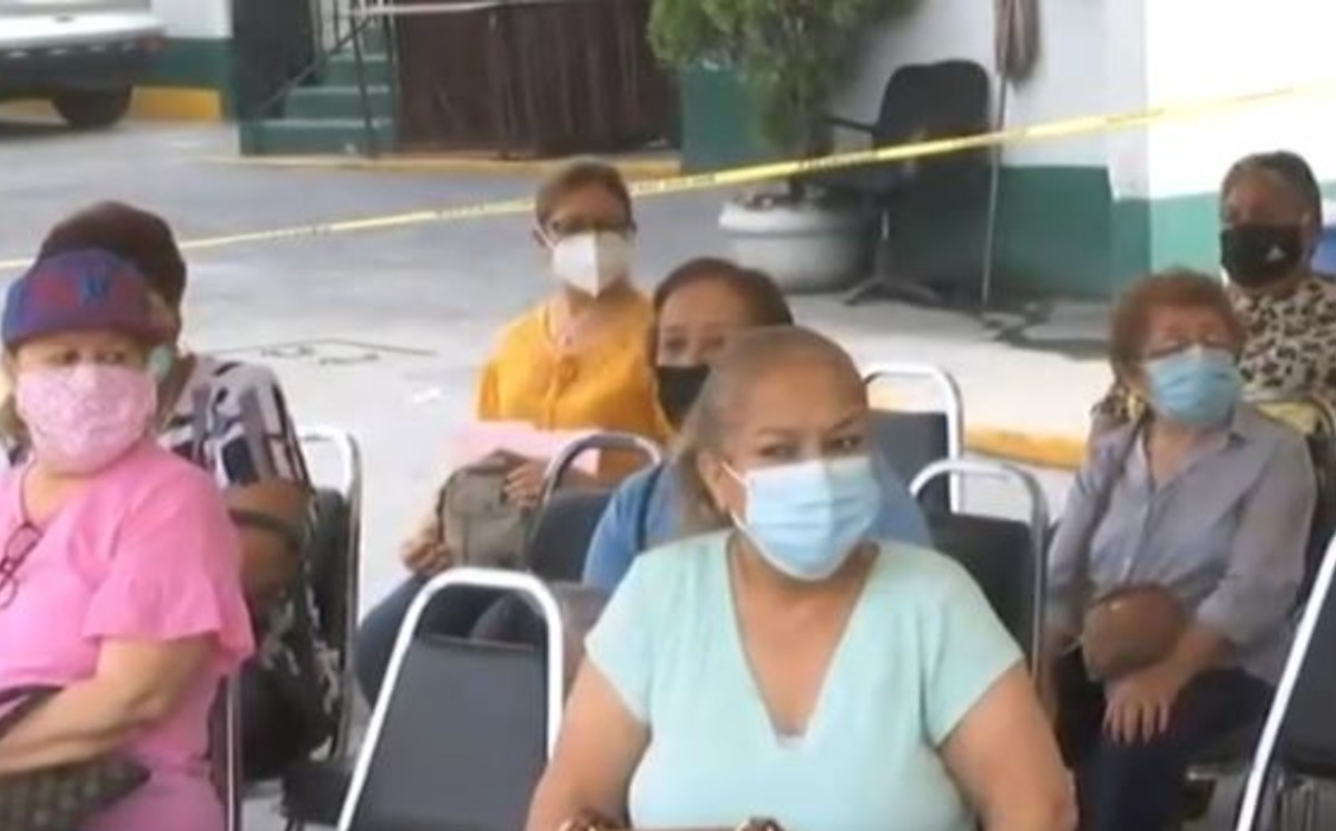 Acuden a cobrar apoyo de "68 y más" en San Nicolás