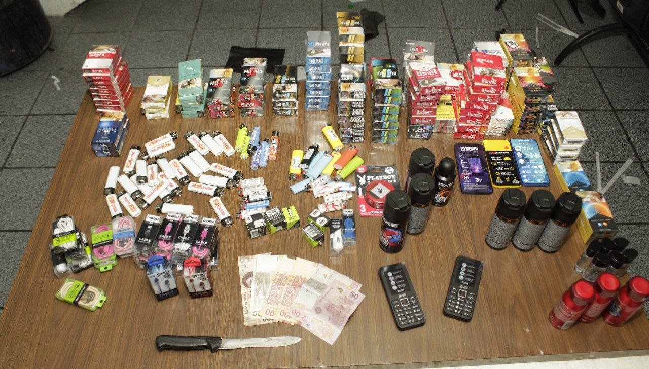 Detienen a dos por robo con violencia en una tienda de conveniencia en ...