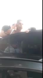 Telediario noticia Coahuila. Policías intentan detener a hombre y familiares lo defienden